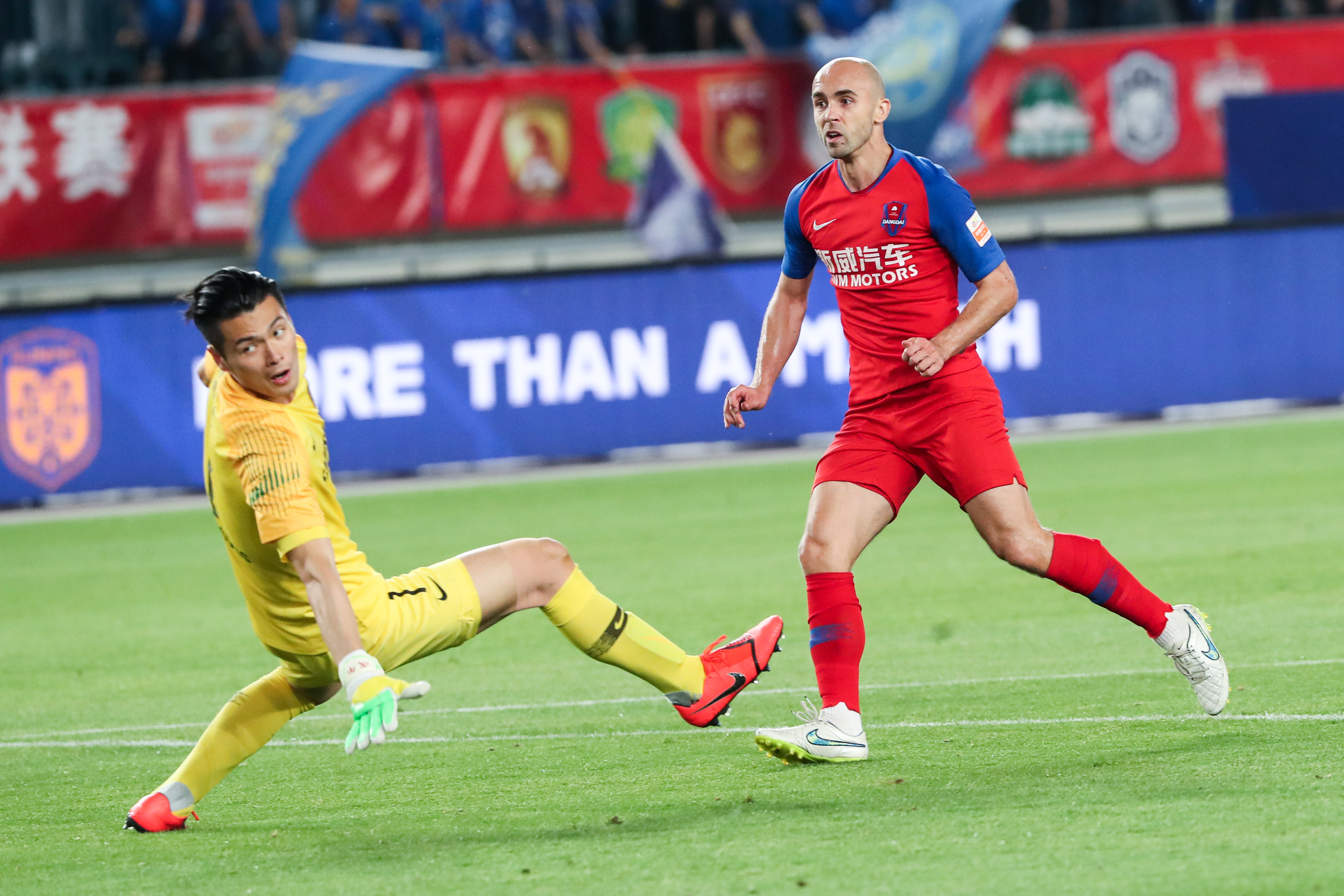 包含重庆斯威一鸣惊人，逆转广州富力晋级之路畅通的词条