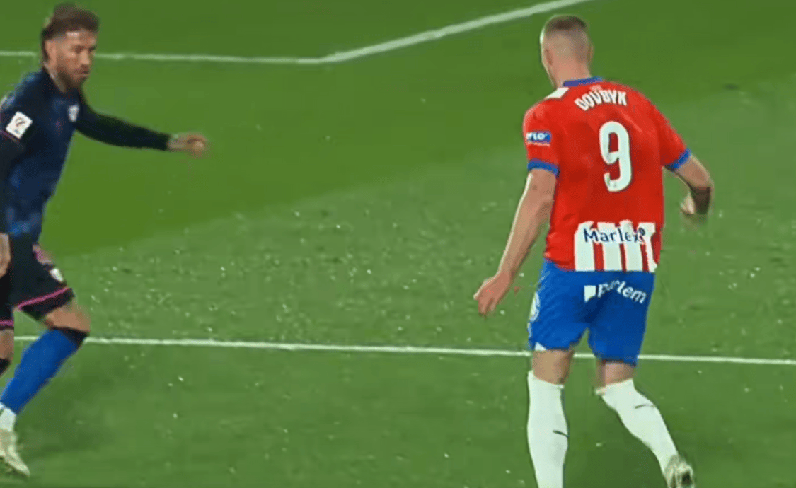 足球场上的精彩对决引人入胜 足球场上的精彩对决引人入胜