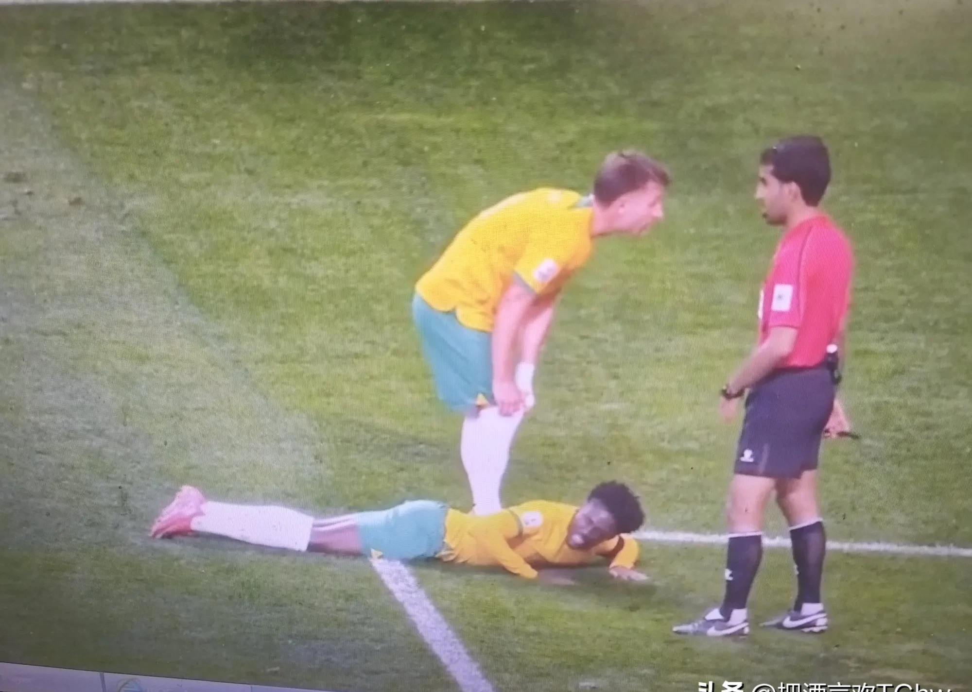 中场核心扭伤倒地，球队实力受到明显削弱的简单介绍