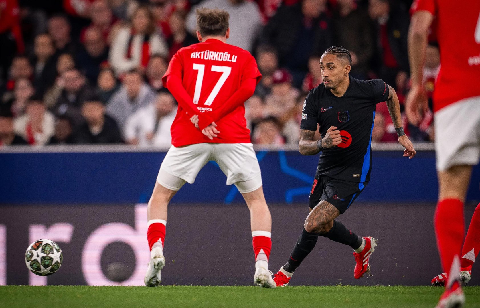 包含格列兹曼遭遇争议红牌，拜仁乘势反超比分完成逆转的词条