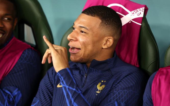 泰山赛前列队欢迎姆巴佩，尊重对手尽显风度！的简单介绍