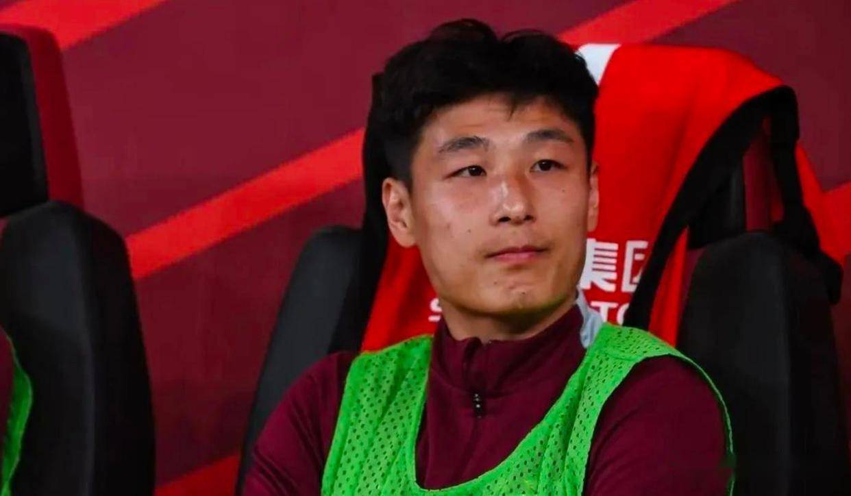 包含C罗传射建功，武磊新星横空出世，场边球探频频记笔记的词条