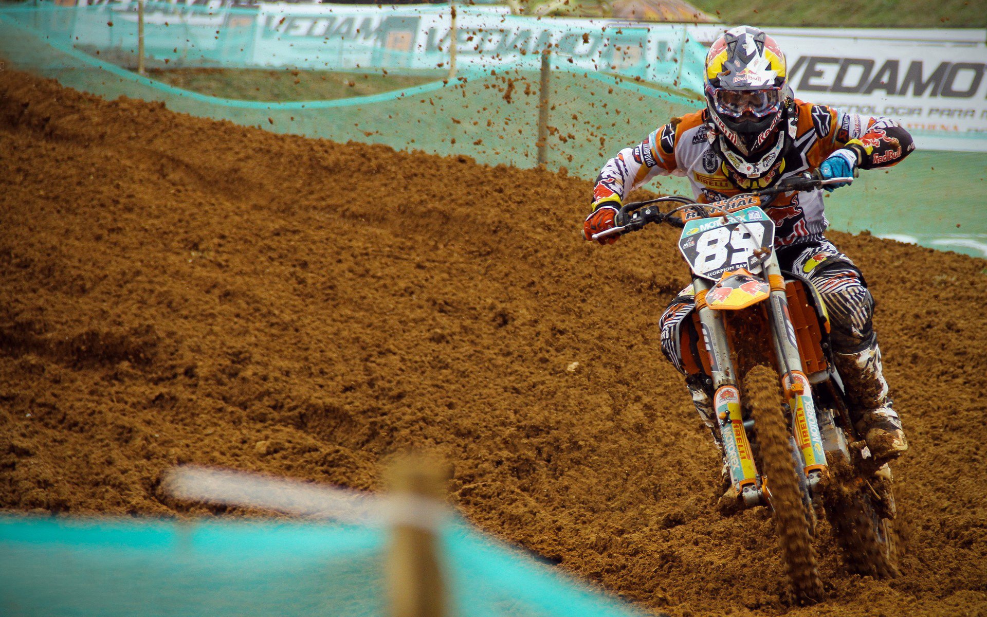 Uzi在利物浦比赛中出色防守，关键助攻引发热议！